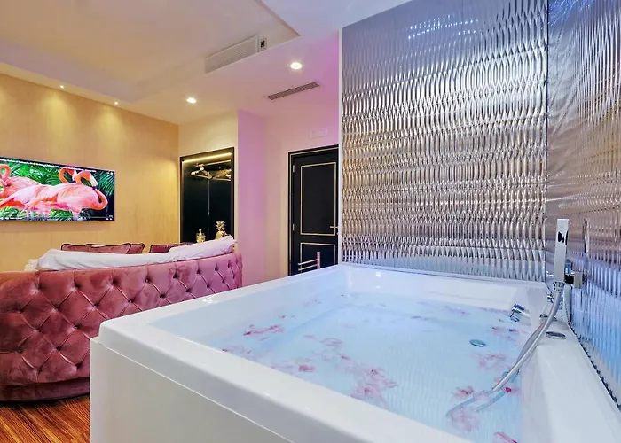 Spanish Hills Collection Luxury & Jacuzzi