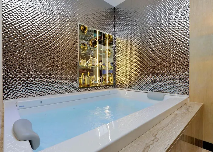 Spanish Hills Collection Luxury & Jacuzzi 4*